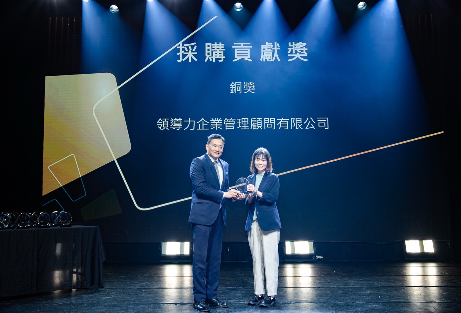 領導力企管理專注於為企業提供ISO及相關國際規範輔導與永續發展解決方案。以「最懂ESG的ISO顧問公司」為使命，致力幫助企業實現 ESG 目標，打造更具韌性的商業模式。圖為領導力企管北區業務經理受邀領獎。
